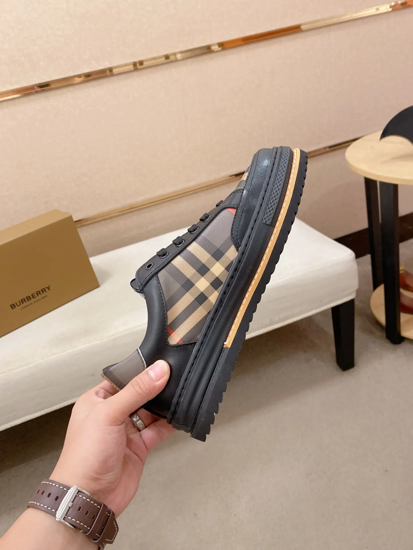 Men's shoes 💰: 420💰🇮🇹🇮🇹BURBERRY's top purchasing agents are available simultaneously at the counter. 🔍🔍On sale at the same time. Positive code number: 38-44 Italian imported first-layer cowhide with fabric. Fully imported sheepskin lining, sole: the original sole is specially provided by the original factory, the exclusive movable molded sole is super comfortable, the original factory follows the order, 🔍🔍high quality, you can go in and out of the counter at will, welcome to compare. Can be customized. 45 non-refundable